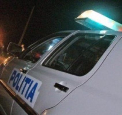 Microbuz răsturnat la Ghindăreşti: doi oameni au fost răniţi